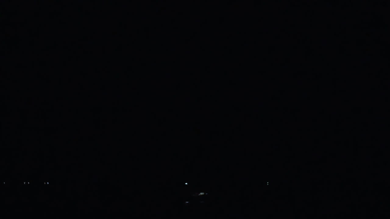 밤하늘에 반이는 불빛