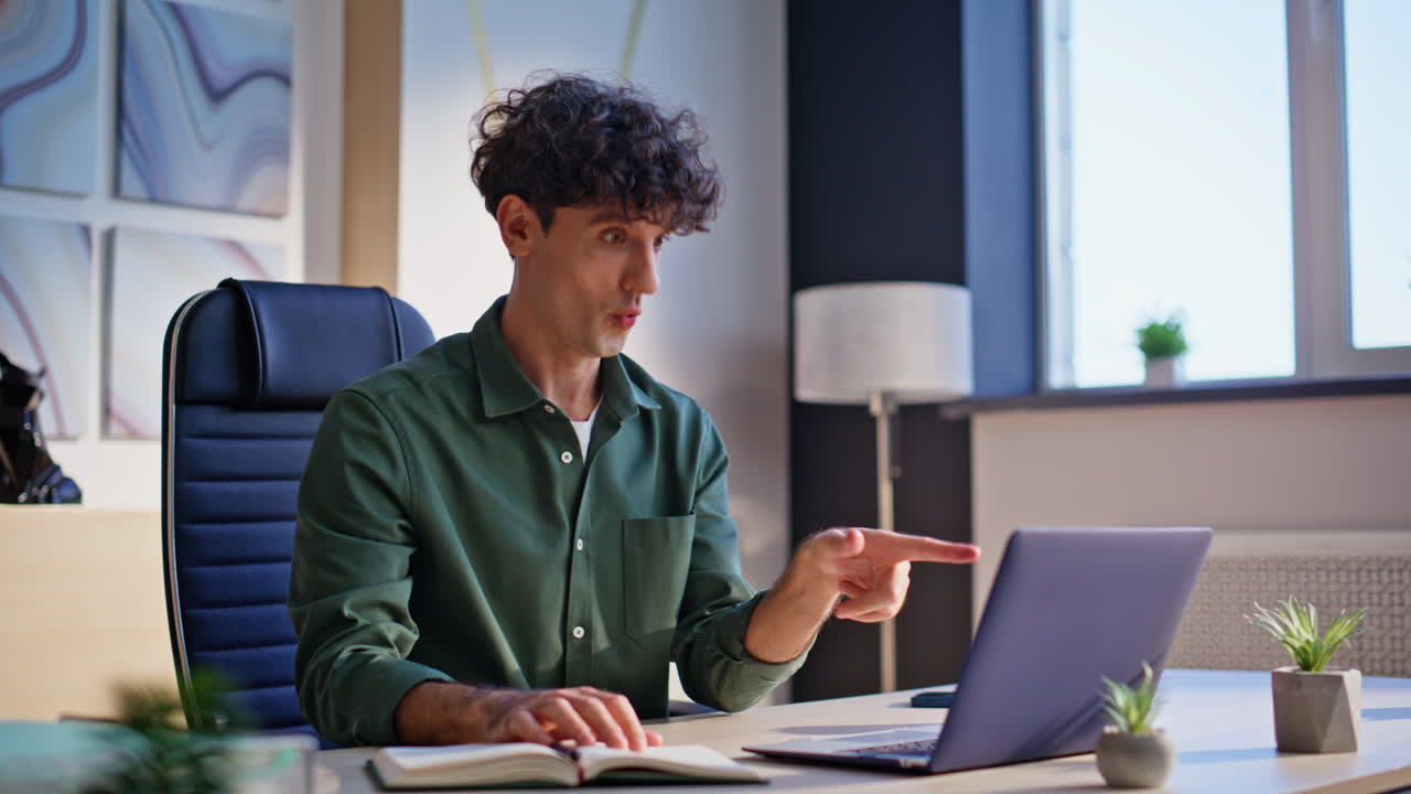 Primo piano di un uomo d'affari che partecipa a una videochiamata di lavoro in ufficio. Manager che spiega il lavoro