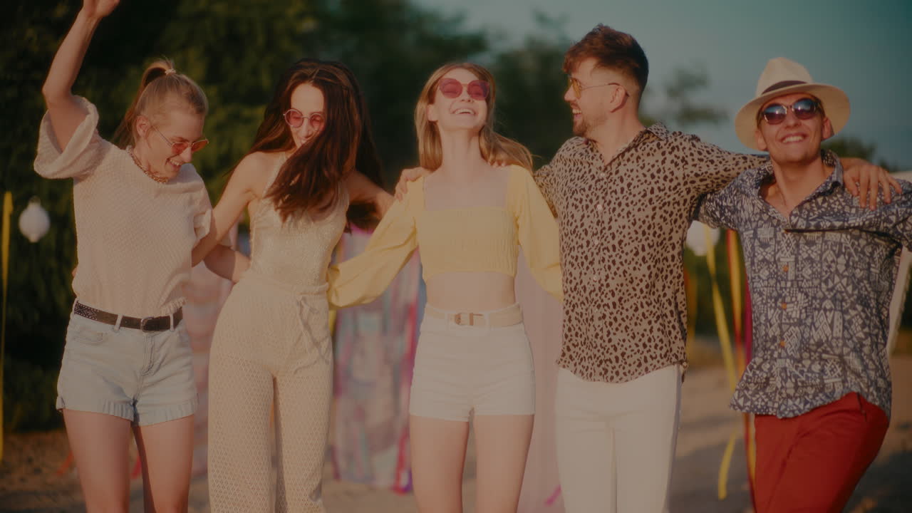 무관심한 남자와 여자가 팔을 고 뛰어다닙니다.