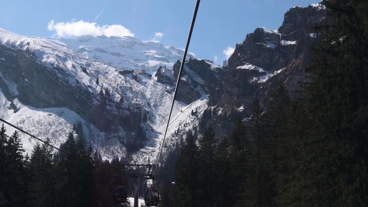 Vista da una gondola che scende nelle Alpi svizzere, POV seggiovia