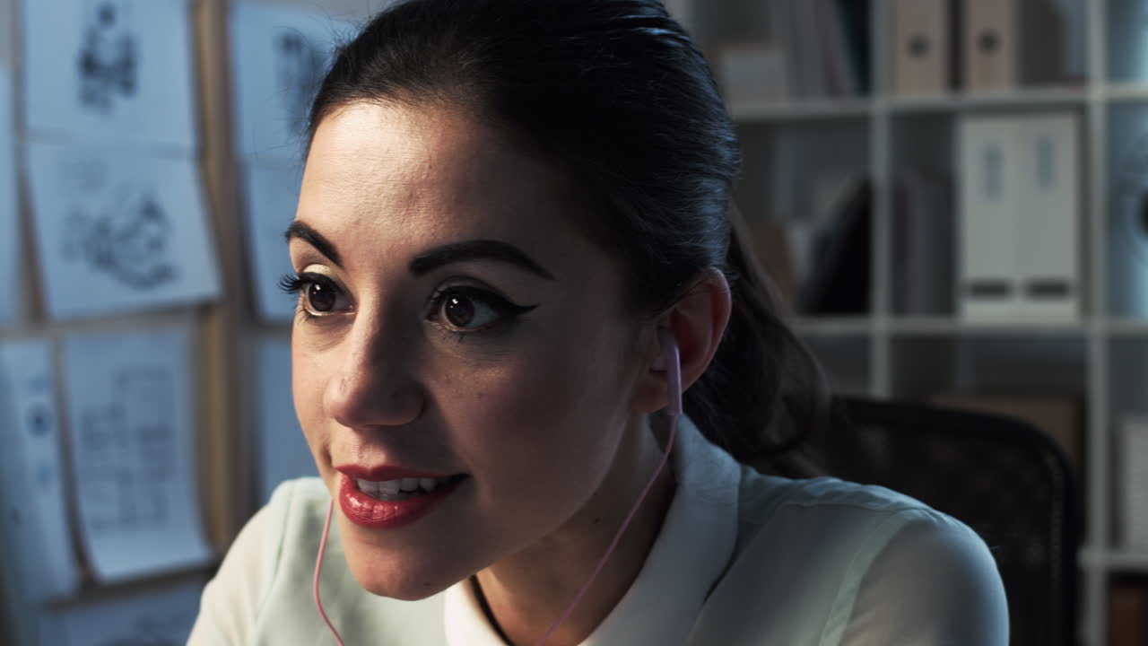 mujer usando mensajería de video por computadora tarde en la noche oficina en casa