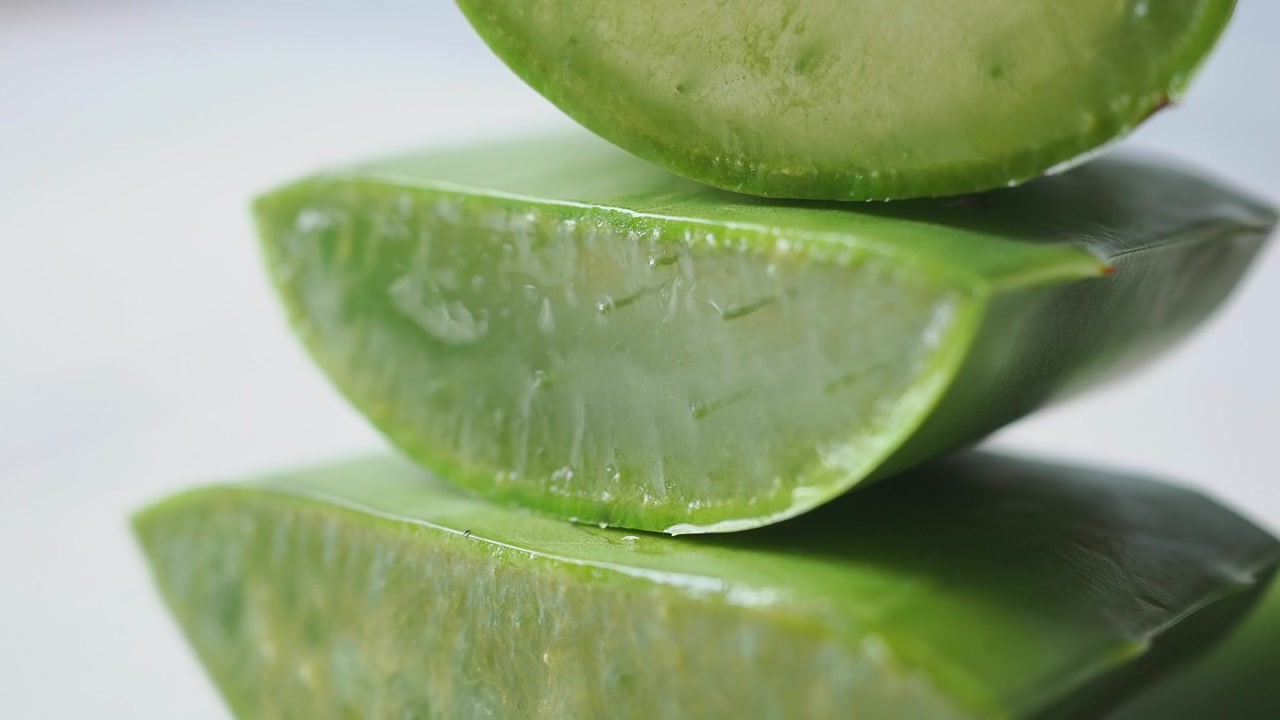 Fette impilate di pianta di aloe vera fresca