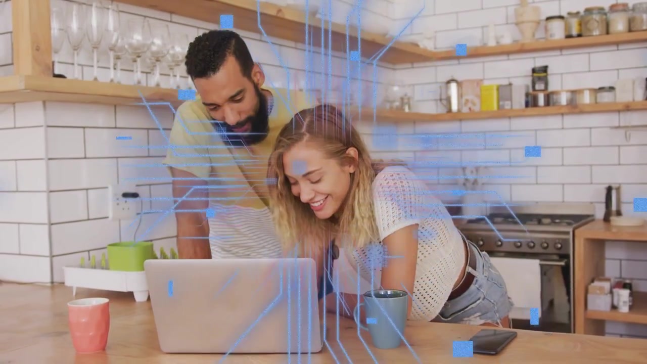 Coppia appoggiata in cucina che guarda un laptop e condivide, attivando linee animate che formano un'esplosione tecnologica.