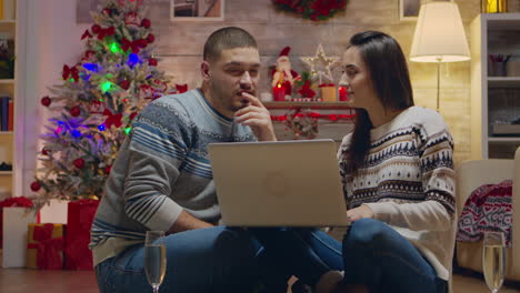 Couple-sitting-comfortable-in-front-of-fireplace