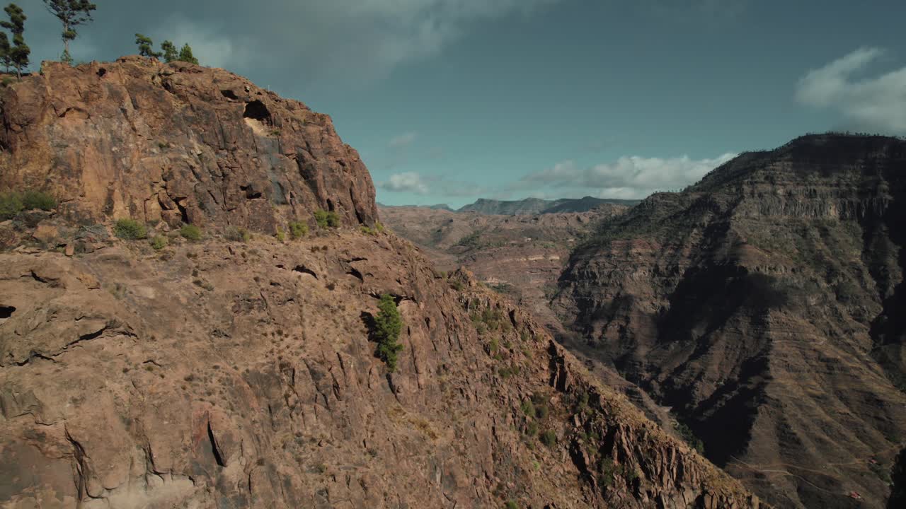 Filmato aereo con drone di scogliere di canyon ripide e aspre, Isole Canarie.