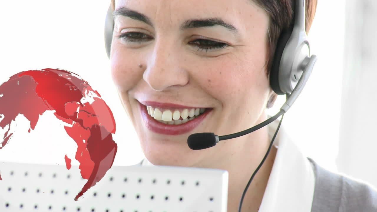 agente de un centro de llamadas hablando felizmente con un cliente del extranjero