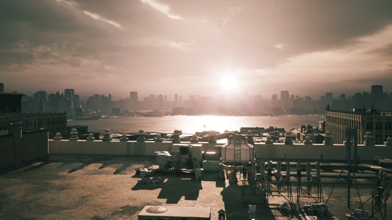 저녁에 물 위에 반사되는 도시의 스카이 라인 위의 멋진 일몰