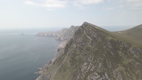 Montañas-Rocosas-Verdes-Y-Acantilados-De-La-Isla-Achill-En-Irlanda---Toma-Aérea