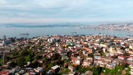 Lufttransportwagen-In-Der-Nachbarschaft-Von-Playa-Ancha-Hill,-Häuser-In-Der-Nähe-Des-Seehafens,-Containerfrachtschiffe-Im-Hintergrund,-Valparaíso,-Chile