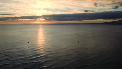 vista aérea de la impresionante puesta de sol que se refleja en el mar en la playa de waikiki, honolulu