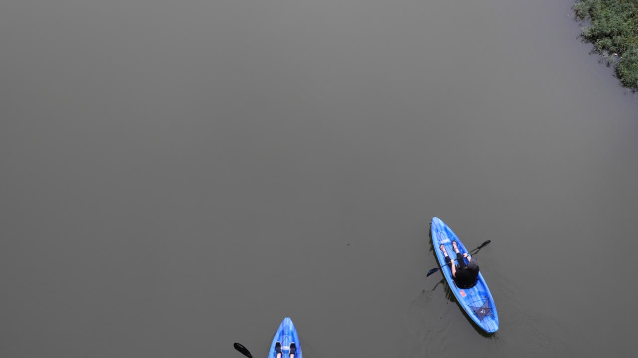 kayak en el centro de columbus, ohio en el río scioto en un día brumoso