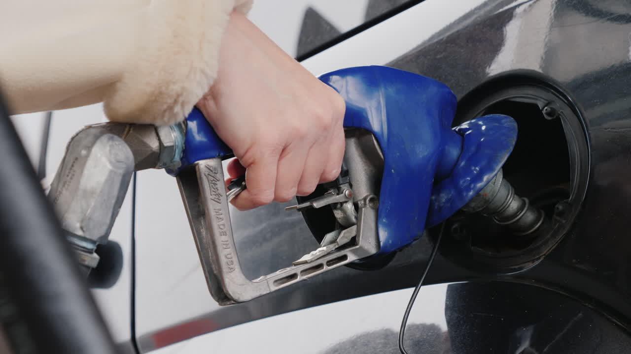 주유소에서 차에 연료를 보급하는 남자 02