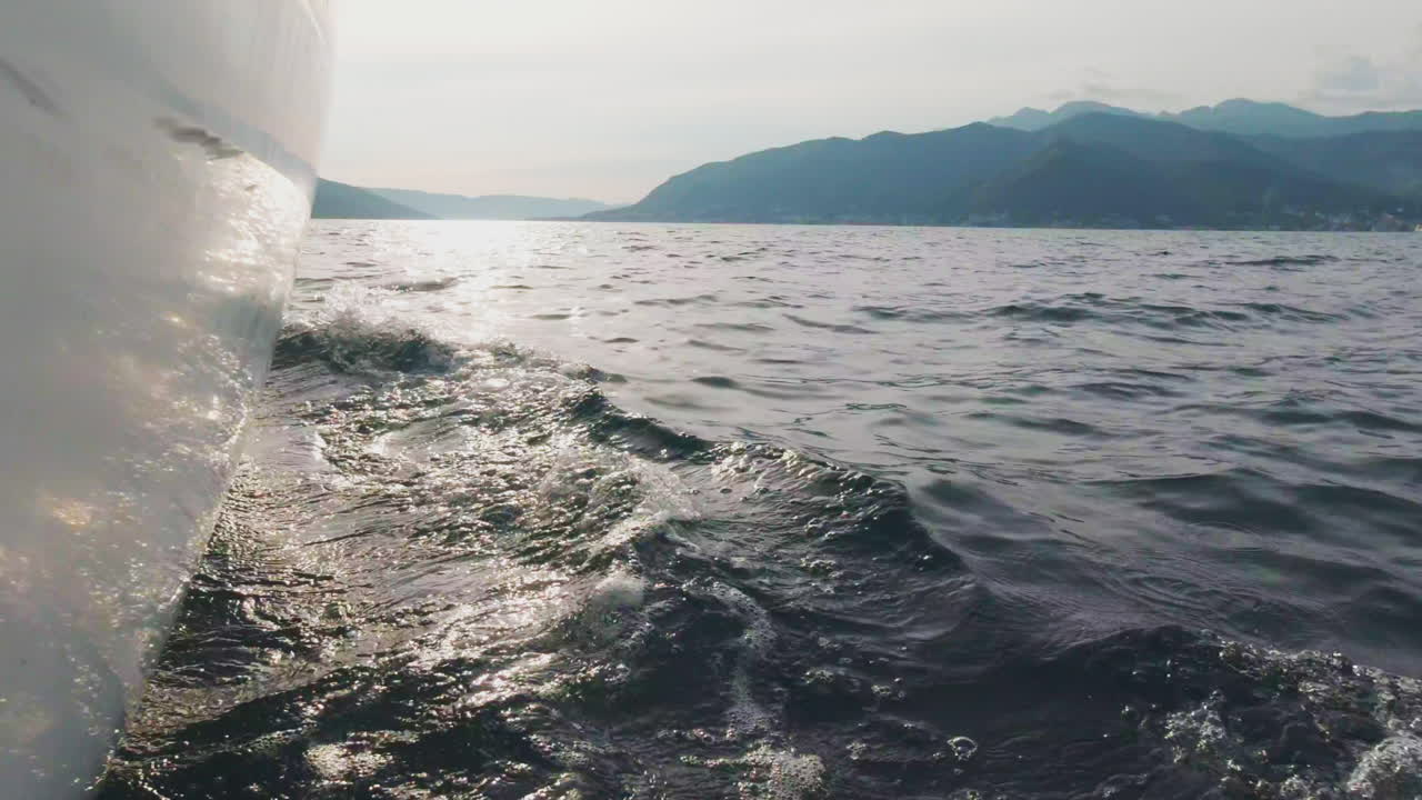 배경 에 산 들 이 있는 물 에 있는 배