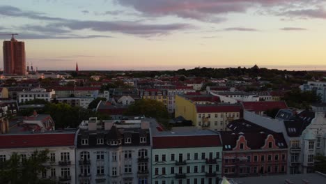 60-Jahre-Alte-Gebäudearchitektur,-Ruhige-Luftaufnahme,-Flugschwenk-Von-Links-Nach-Rechts,-Drohnenaufnahmen-Von-Berlin-Steglitz,-Goldene-Stunde-Im-Sommer-2022