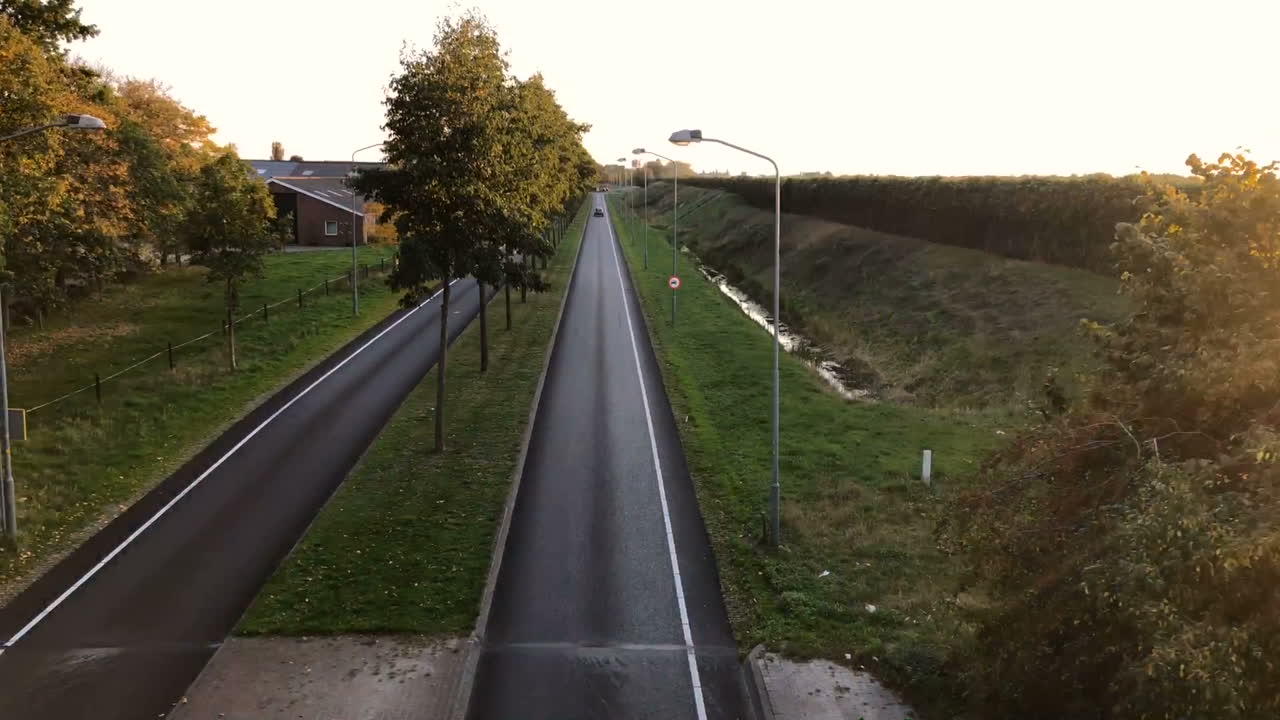 Strada dritta sotto il sole