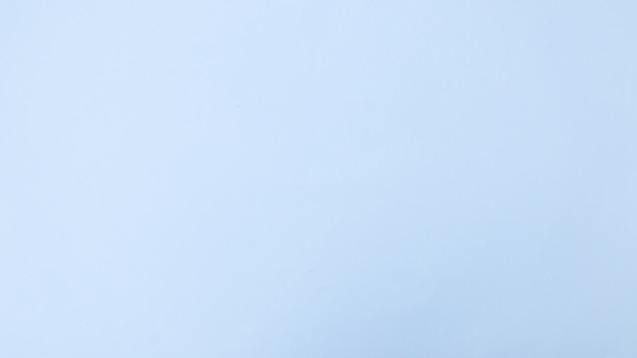 los huevos frescos aparecen en círculo en el tema azul. detenga el movimiento