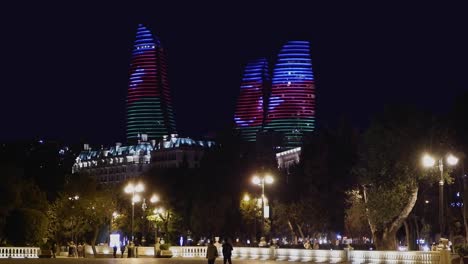 Lichter-Der-Flammentürme-In-Der-Nacht,-Fußgänger-Auf-Der-Straße,-Baku-Aze