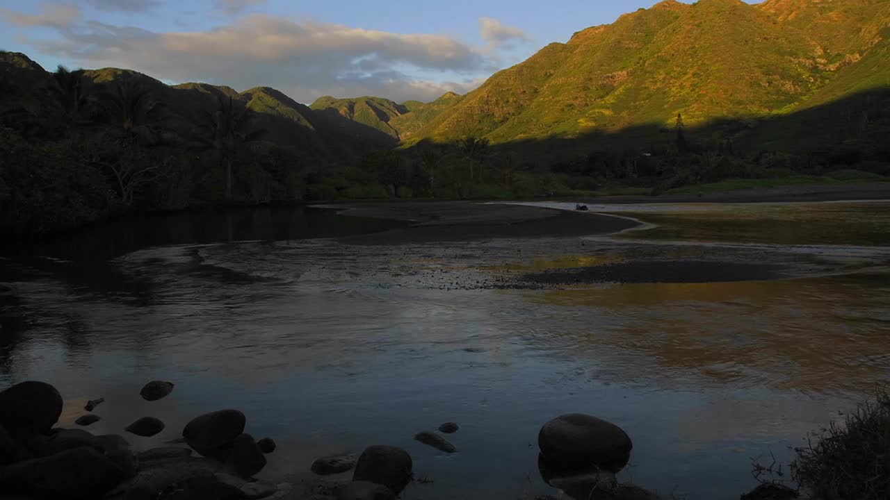 일출 때 열대 석호 위로 떠오르는 아름다운 저속 촬영