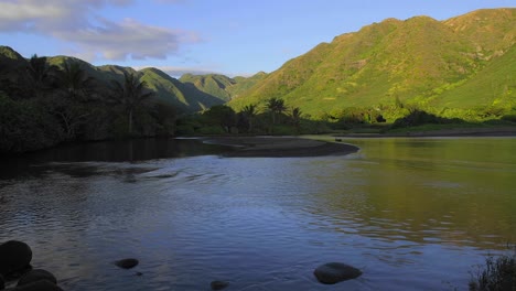 Un-Hermoso-Lapso-De-Tiempo-Se-Eleva-Sobre-Una-Laguna-Tropical-Al-Amanecer.