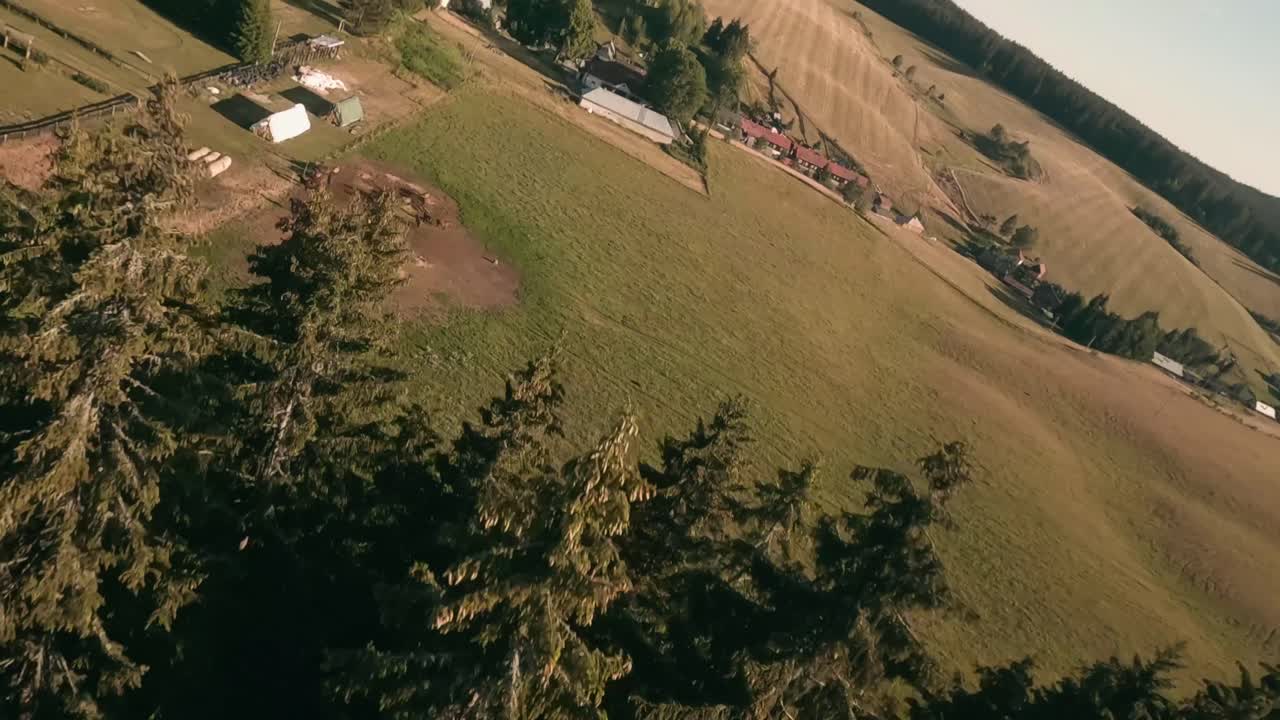 fpv 레이싱 드론에서 빠른 다이빙 비행 샷