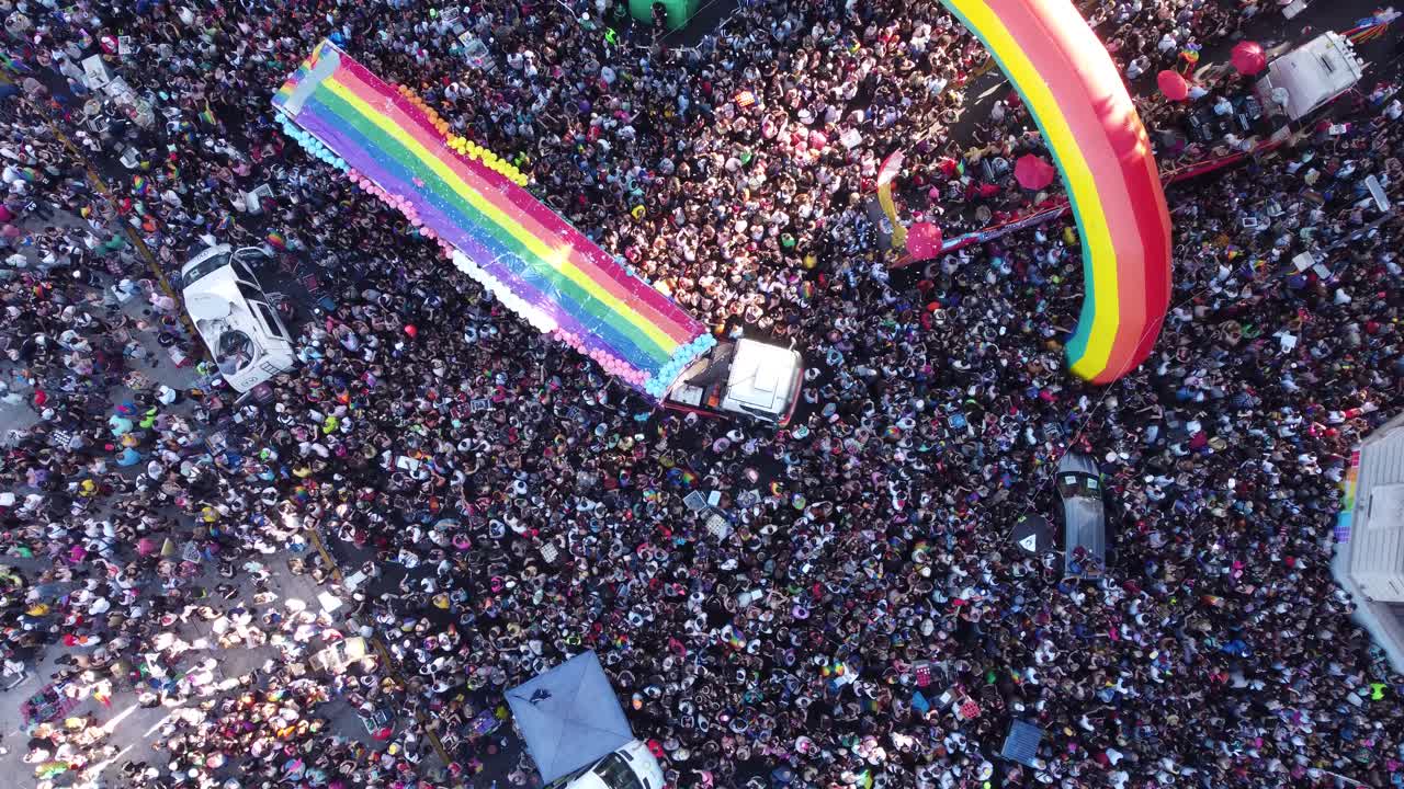 Cờ màu cầu vồng trong Lễ Diễu hành Tự hào LGBT ở Buenos Aires - Toàn cảnh từ trên cao