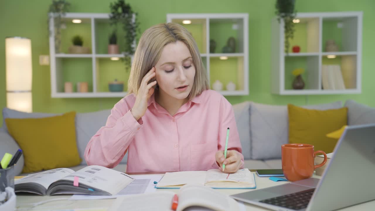 chica universitaria con pérdida de motivación.