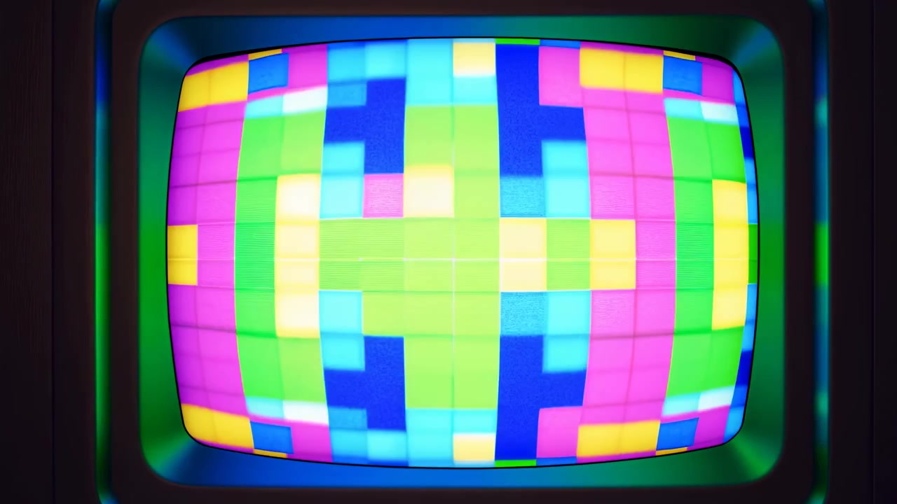 Televisore vintage che mostra un mosaico di glitch al neon. Primo piano di uno schermo CRT curvo riempito con colori cangianti.