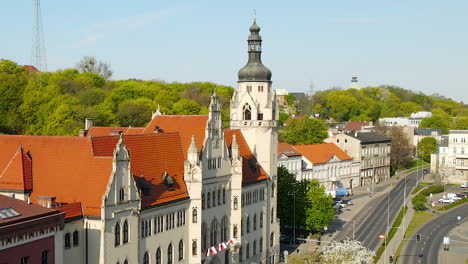 waly jagiellonskie steet volando sobre el triste palacio de justicia de okregowy en la ciudad de bydgoszcz, polonia - aéreo