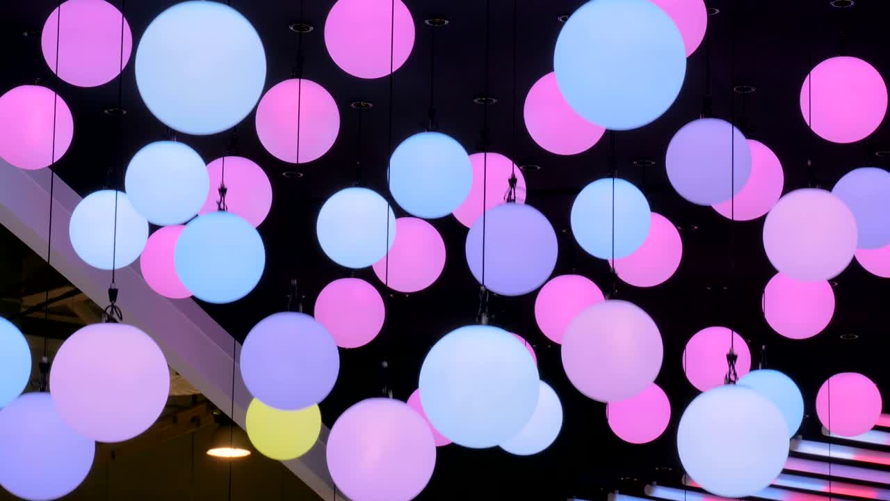 bola de led que se mueve por el techo