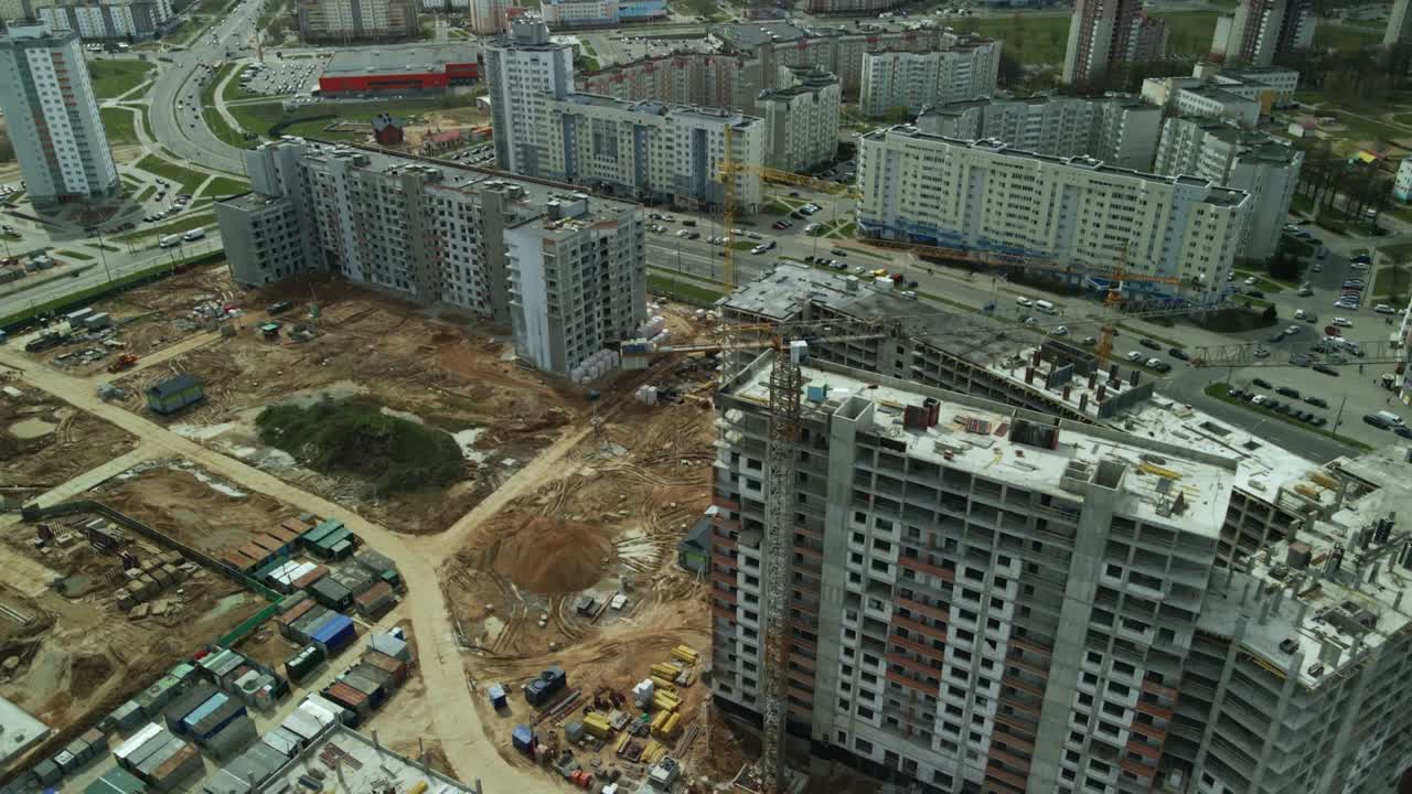 gran sitio de construcción. construcción de un moderno edificio residencial de varios pisos