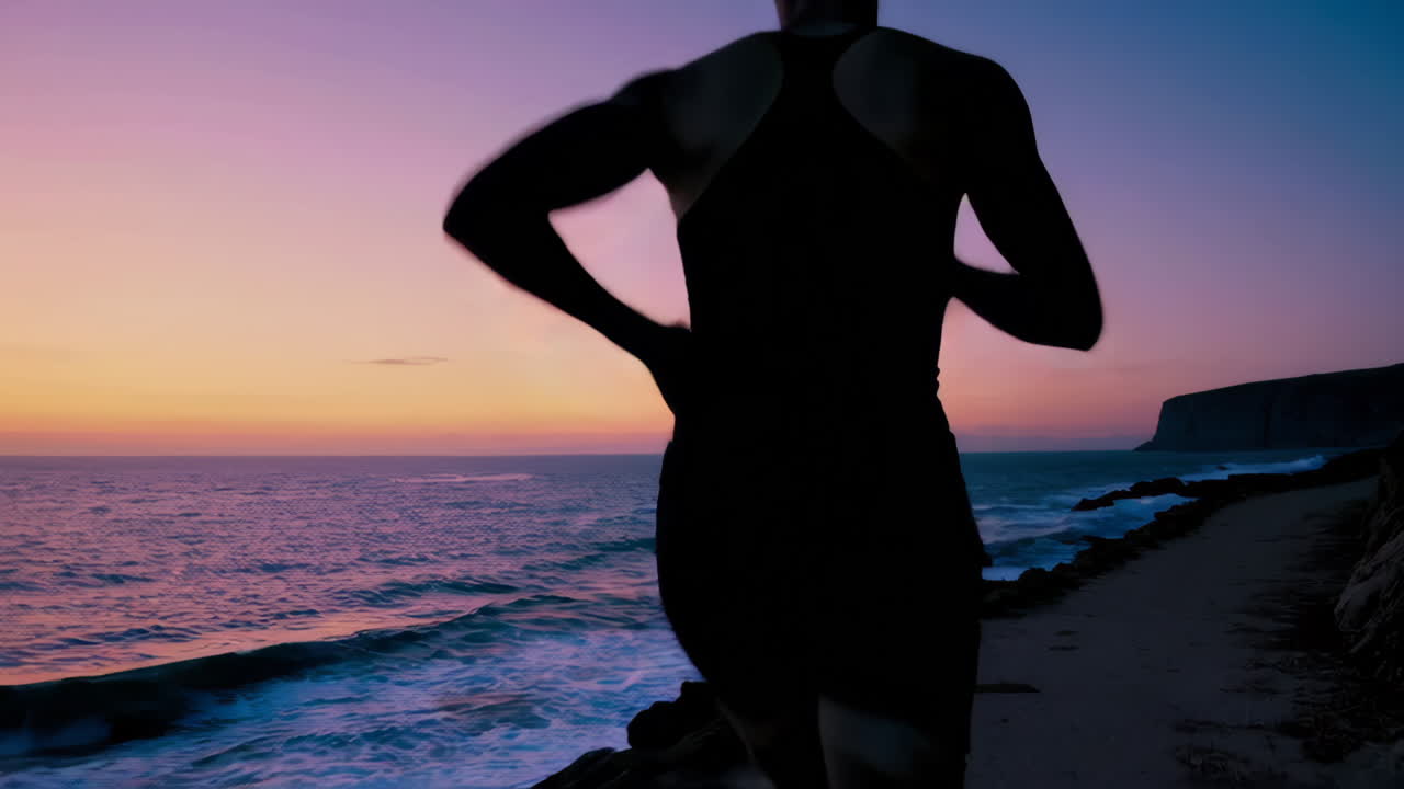 Løber ved kysten i solnedgang