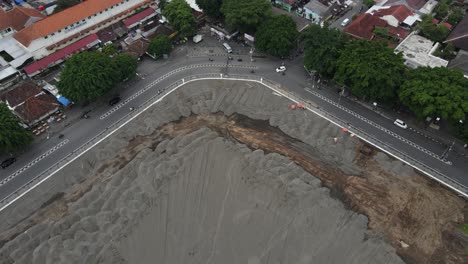 Luftaufnahme-Des-Yogyakarta-Palastfeldes,-Das-Durch-Weißen-Sand-Ersetzt-Wird,-Um-Die-Vermögenswerte-Zu-Erhalten-Und-Jogjas-Form-Als-Weltkulturerbestadt-Zu-Unterstützen