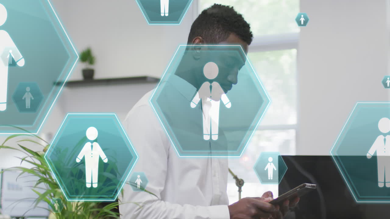 animación de iconos de perfil flotando contra el hombre afroamericano usando tableta digital en la oficina