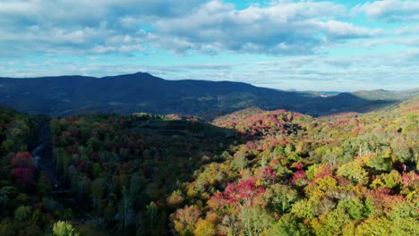 Ein-Zeitraffer-Der-Herbstlichen-Farbdarstellung-In-Einem-Gebirgstal-Mit-Vorbeiziehenden-Wolken