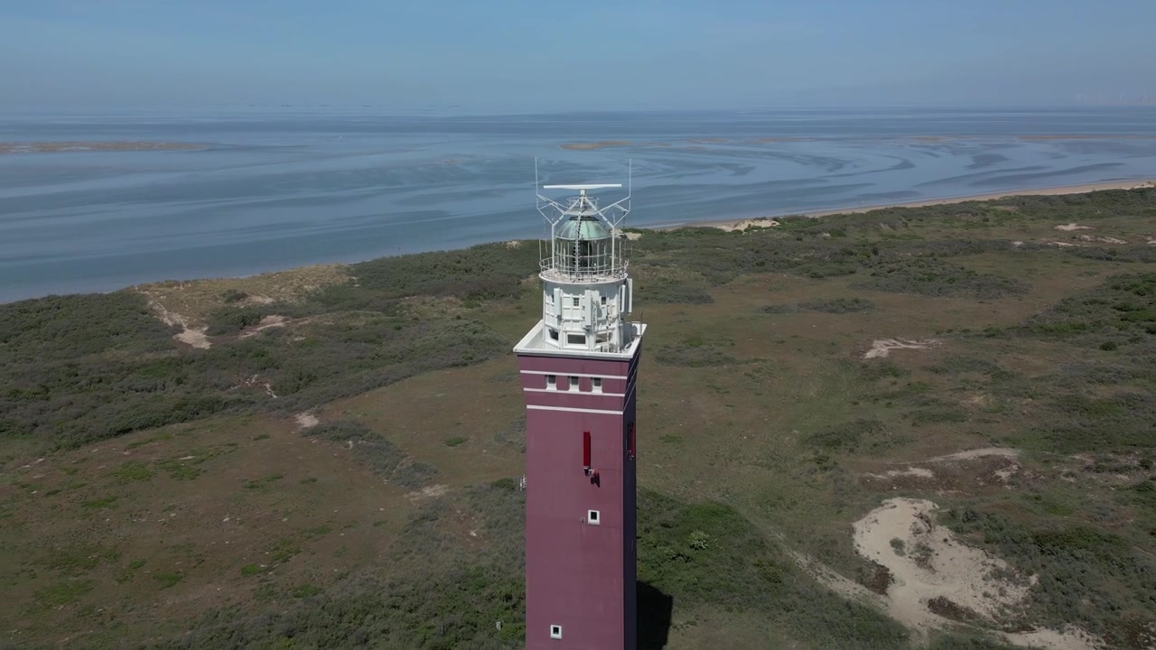 Un'inquadratura che rivela il faro di Westerhoofd nei Paesi Bassi, una torre quadrata e imponente
