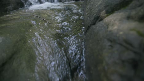 Imágenes-En-Cámara-Lenta-De-Agua-Que-Fluye-Entre-Dos-Rocas