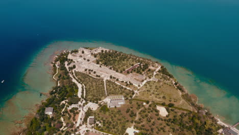 Drone-Disparó-Sobre-La-Ciudad-De-Sirmione,-Lago-De-Garda-Italia