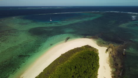 Una-Isla-Remota-Que-Forma-Parte-Del-Archipiélago-De-La-Isla-De-Los-Pinos-En-Nueva-Caledonia---Retrocede-La-Vista-Aérea