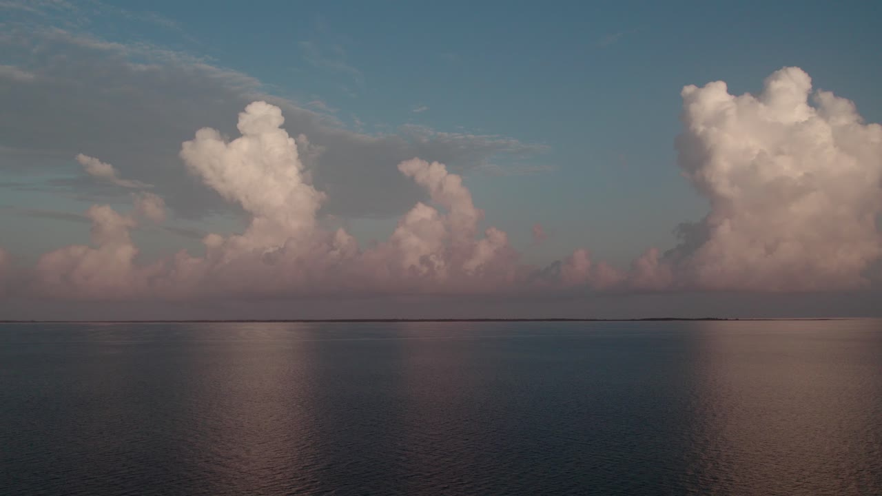 disparo aéreo estático de una hermosa bahía tranquila con altas nubes de tormenta que se ciernen sobre