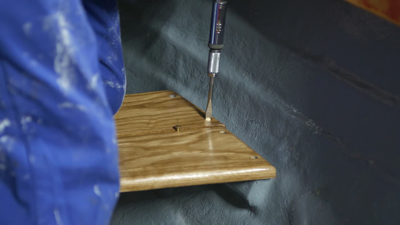 Fastening oak wood seat in fiberglass boat using brass screws