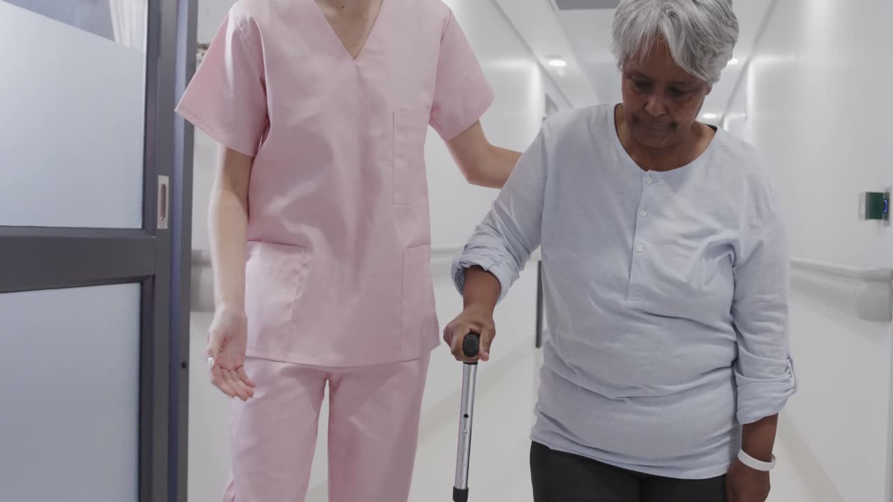 고령 여성 환자와 대화하는 다양한 여성 의사, 복도에서 지 ⁇ 이를 들고  ⁇ 는 느린 동작