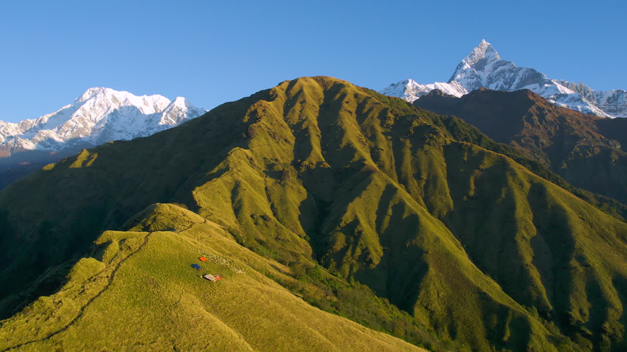 vista aérea de las colinas verdes y las montañas en pokhara, nepal