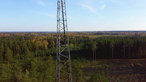 Torre-De-Telecomunicaciones-5g,-Sistema-De-Conexión-De-Antena-Inalámbrica-De-Sistemas-De-Comunicación,-Torre-Celular-De-Telecomunicaciones-Móviles-Un-Hermoso-Y-Colorido-Fondo-De-Paisaje-Rural-De-Otoño