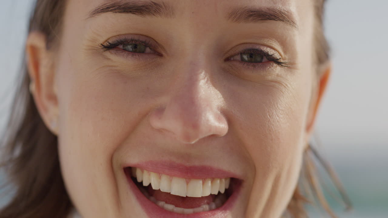 retrato de una mujer hermosa sonriendo al aire libre