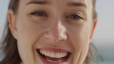 retrato de una mujer hermosa sonriendo al aire libre