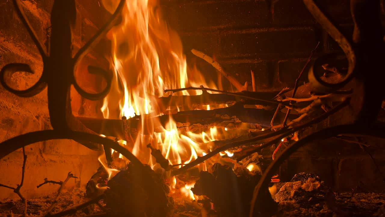 벽난로에서 불타는 불의 슬로우 모션