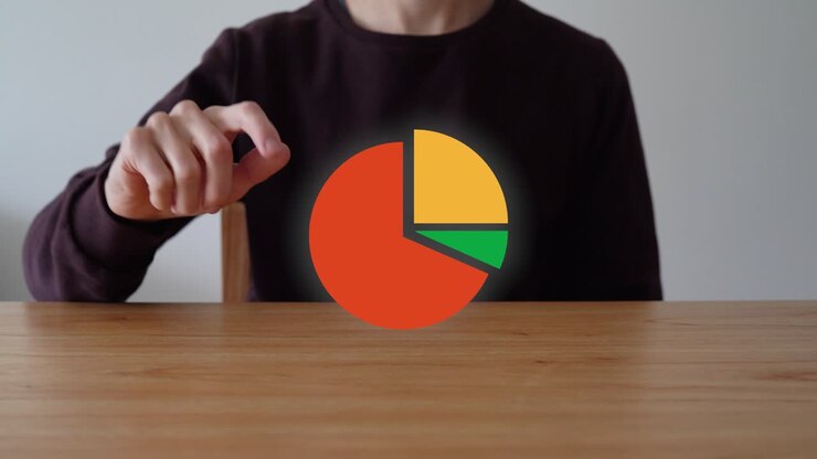 Persona che tocca un grafico a torta digitale colorato e lo fa sparire. Concetto di statistica. Primo piano