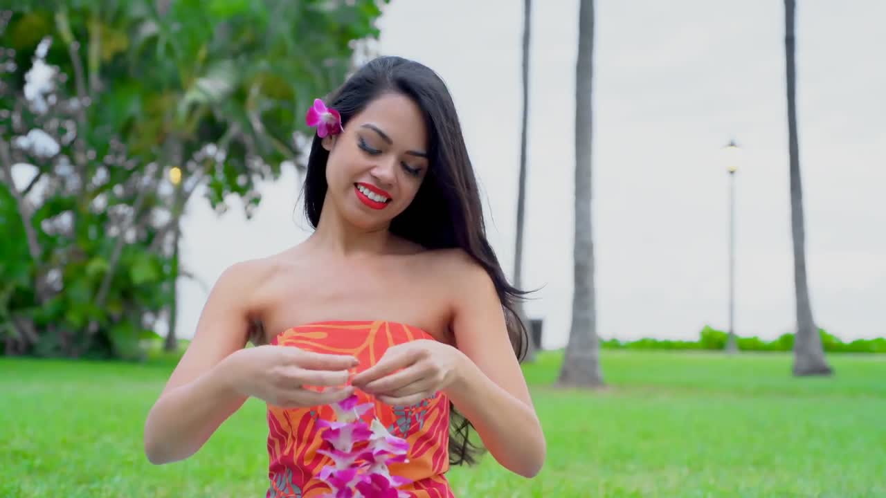 정원에서 꽃걸이를 준비하는 젊은 여성 4k