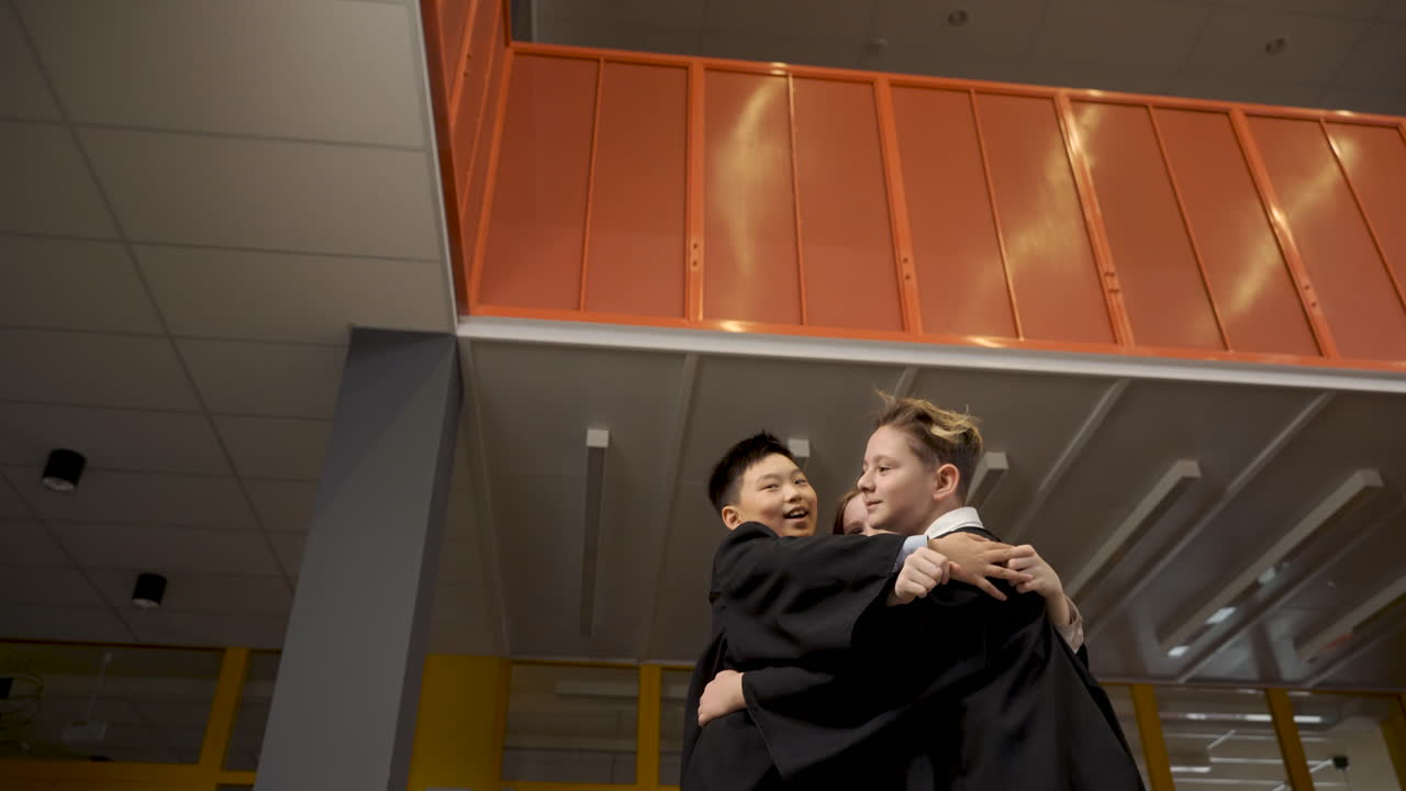 그들의 각모판을 공중에 던지는 행복한 학생들 1