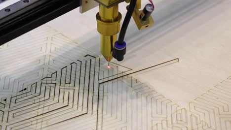 máquina de procesamiento de madera con láser de quemado por cnc, tecnología moderna en la industria.